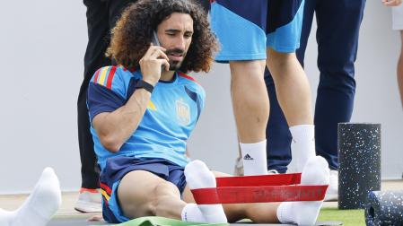 Marc Cucurella habla por teléfono durante el entrenamiento de este domingo 14 de junio en Atlanta