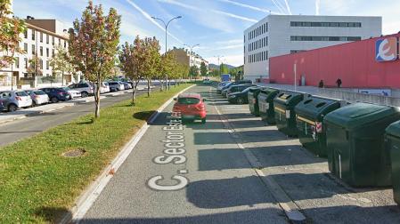 Paseo Santxiki en Mutilva, con el Eroski a la derceha