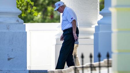 El presidente norteamericano Donald Trump desciende unas escaleras en la Casa Blanca