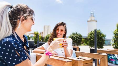 Dos mujeres disfrutando del fin de semana en una terraza