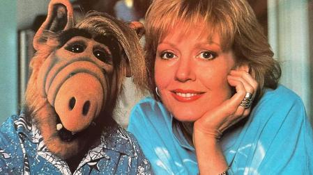 La actriz Anne Schedeen junto al personaje de 'Alf'