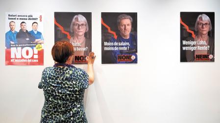 Natalie Imboden, exintegrante del Consejo Nacional de Suiza, coloca en Berna carteles en diferentes idiomas contra la iniciativa del SVP