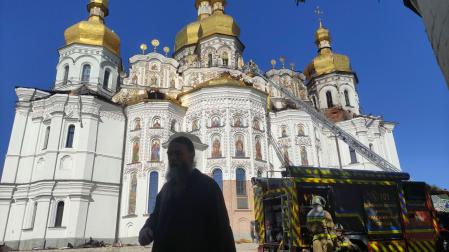 Cúpulas dañadas en la catedral de la Dormición de Kiev