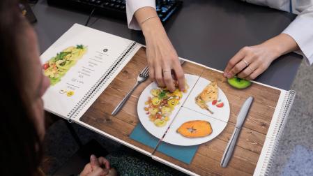 Una nutricionista explica a una paciente los hábitos saludables que deben acompañar el proceso de ingesta de medicamentos contra la obesidad