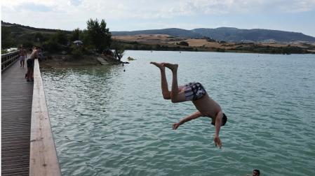 Bañistas en el embalse de Alloz