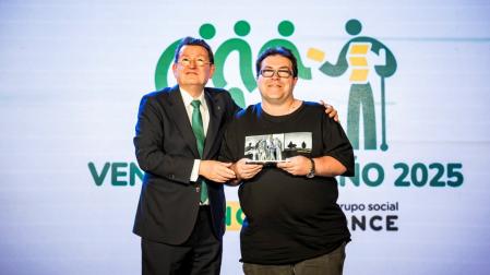 Ismael Parrizas recibe su reconocimiento en la gala de la ONCE