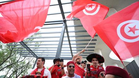 Aficionados de Túnez animan a su selección antes del partido ante Suecia