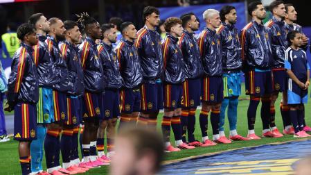 Víctor Muñoz, escuchando el himno de España en Atlanta junto a sus compañeros