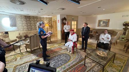 De izquierda a derecha: Ainhoa Etxebarria, Juan Cruz Sesma, Adam Myzskowski, Mikel Larrañaga y Jesús Elizondo en el rodaje que tuvo lugar en el propio hotel La Perla de Pamplona