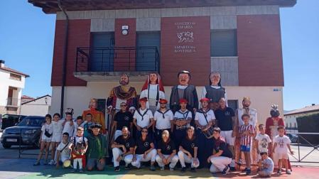Foto de familia de la comparsa, en compañía de los gaiteros y de los pequeños que les acompañan con sus propias réplicas de las figuras