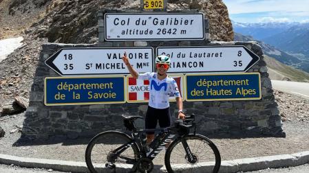 Paula Ostiz en la cima del Galibier.