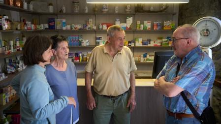 Desde la izda., la farmacéutica de Ezcároz Pepa Vicente Collado, y los clientes Rosa Anaut Petroch, Jaime Eseberri Barber y Alejandro Torrea, comentando la noticia de la visita de un oso al pueblo