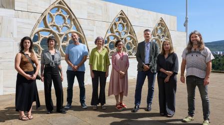 Sara Losua, Silvia Ayerra y Mikel Belascoain; la consejera Rebeca Esnaola; Mercedes Jover, directora del Museo de Navarra; el director general de Cultura, Ignacio Apezteguía; Susana Irigaray, directora del Servicio de Museos; y Mikel Urrutia, de Hutsun Txalaparta