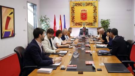 Los miembros de la Mesa y Junta de Portavoces del Parlamento de Navarra, durante su reunión de este lunes 15 de junio