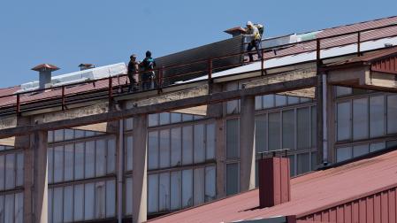Un grupo de trabajadores en el tejado del Euskal Jai,