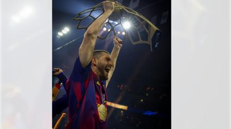 Antonio Bazán, pivote navarro del Barça, levantando el trofeo como campeón de la Liga de Campeones este pasado domingo 14 de junio en Colonia (Alemán)