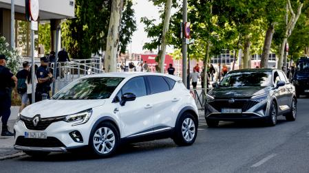 Dos coches acceden al garaje de los Juzgados de Plaza Castilla de Madrid. Begoña Gómez, mujer del presidente del Gobierno, estaba citada este 15 de junio por el juez Juan Carlos Peinado