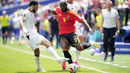 Romelu Lukaku encara al egipcio Mohanad Lasheen durante el encuentro