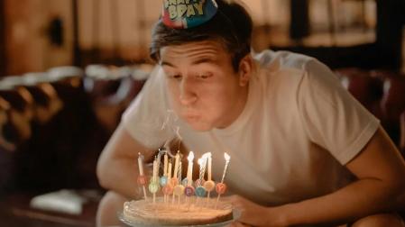 Joven celebrando su cumpleaños