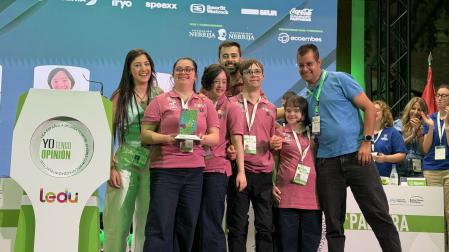 El equipo de Down Navarra junto a su preparador Miguel Matellanes e Irene Alonso, profesional de la entidad