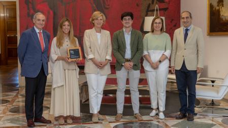 Roberto Bandrés (Asociación de Amigos), Natalia Oliver (Enhol), María Iraburu (rectora de la Universidad de Navarra), Mario Oliver (Enhol), Isabel Olloqui (Universidad de Navarra), Alfonso Sánchez-Tabernero (Asociación de Amigos)