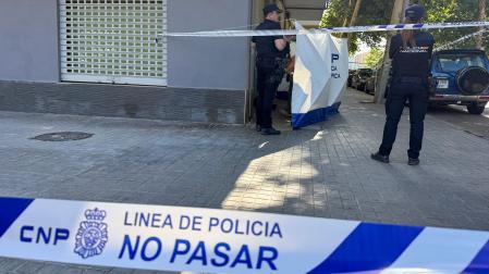 Agentes de la Policía Nacional en la clínica del distrito de Tránsitos de València en la que fue apuñalado el logopeda que trataba al hijo del autor del crimen