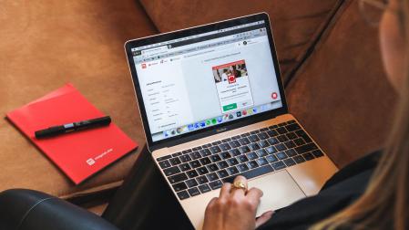 Una mujer, buscando empleo por internet