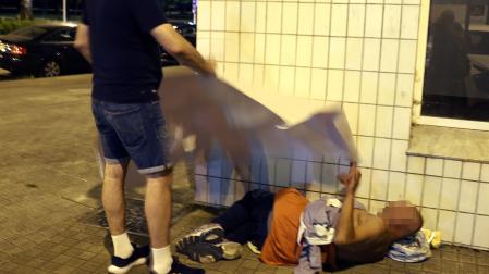 Un vecino de Iturrama lo arropa con un plástico durante una noche, días antes del apuñalamiento.