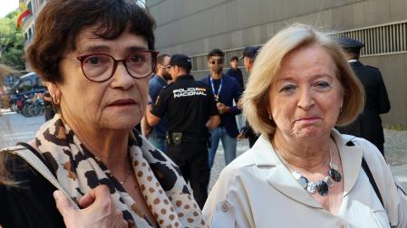 Ana Ortigosa (izda), viuda de Julián Embid, y María Sanz, hermano de Carlos Sanz, asesinados por ETA en 2003 y 1979, respectivamente