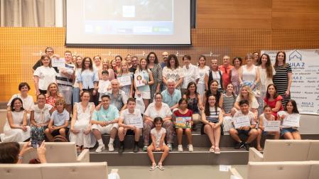 Alumnos ganadores, sus profesores, miembros del jurado y del centro de estudios Aula 2, tras la entrega de los premios en el auditorio de Civican.