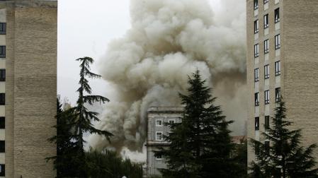 Imagen del atentado con coche bomba ante el edificio Central de la Universidad de Navarra en 2008