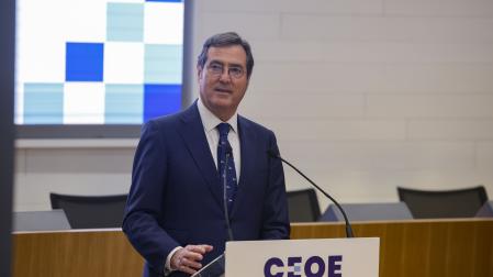 El presidente de la Confederación Española de Organizaciones Empresariales (CEOE), Antonio Garamendi, durante su intervención en la clausura de la jornada 'Absentismo x IT: un problema de país' organizada por la CEOE