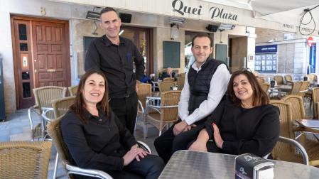 De izquierda a derecha: las hermanas Elisa y Eva Lostado Vicente. Detrás, Rubén Torres Catalán y Pachi Rodríguez Enériz