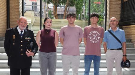 Desde la izquierda hacia la derecha: Gerardo Álvarez, policía nacional jubilado, Candela Izco García y Pablo Casiriain Riol, representantes de Jesuitas, Guillermo Ortiz Pérez, de Claret Larraona, y Cruz Mª Vicente Lizarraga, agente de la Policía Nacional jubilado
