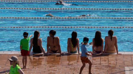 Jóvenes al borde de la piscina del Club de Tenis el pasado viernes 29 de mayo.