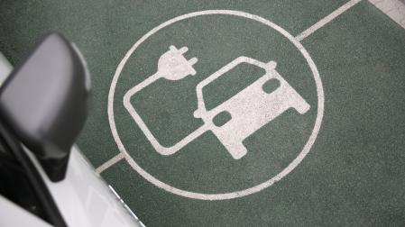 Coche eléctrico. FREEPIK