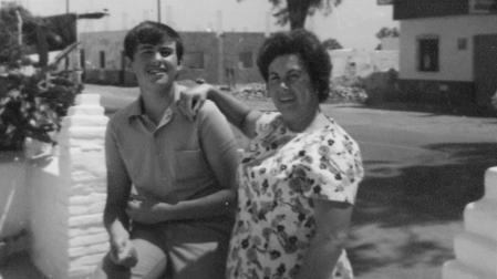 Rubén Escoriza Carrique, junto a su madre