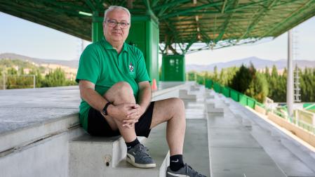 El presidente del C.D. Pamplona, Manolo Larumbe, posa en las gradas del Beitikuntzea, que el sábado espera verlas llenas.