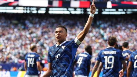 Kylian Mbappe celebra uno de sus tantos contra Senegal en el estreno mundialista de Francia