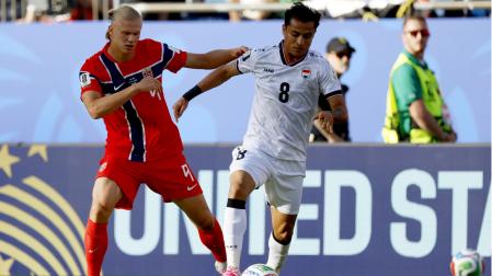 Erling Haaland pelea un balón a Ibrahim Bayesh en el partido que ha enfrentado a Noruega e Irak en el Mundial de Fútbol 2026