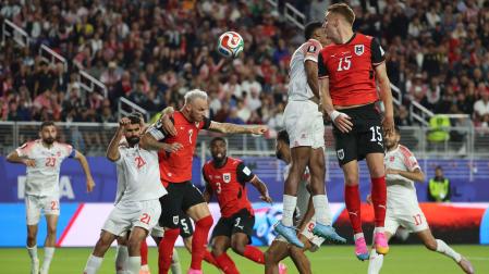 El jugador austriaco Marko Arnautovic golpea un balón por alto durante su partido del grupo J del Mundial de la FIFA 2026 entre Austria y Jordania