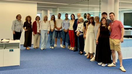 El consejero Domínguez y la gerente de Atención Primaria, Itziar Blanco, junto con los familiares de Carlos Amézqueta y Jesús Berjóin y profesionales de la gerencia de Atención Primaria