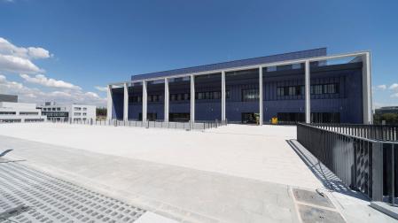 Edificio de posgrado del Campus de Madrid de la Universidad de Navarra. A la izquierda, la sede de la Clínica Universidad de Navarra
