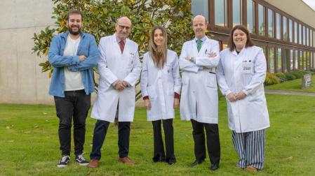 Los hematólogos Miguel Ángel Canales, Sofía Huerga y Felipe Prósper, entre Beñat Ariceta y Paula Aguirre, del Cima Universidad de Navarra