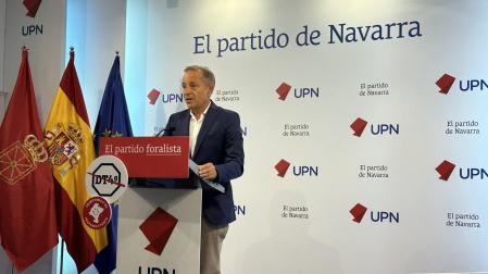 El parlamentario de UPN Juan Luis Sánchez de Muniáin, durante la rueda de prensa que ha convocado en la sede de su partido