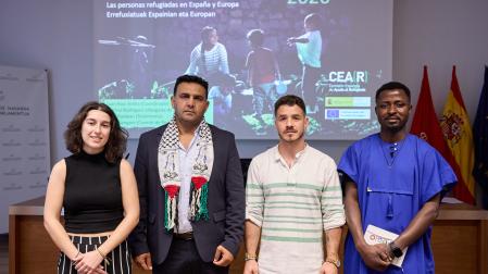 Desde la izda.: Marina Rodríguez Riquero, abogada de CEAR; Fady Radwan, periodista gazatí; Juan Ruiz Ardila, coordinador territorial de CEAR Navarra; y Abda Sangare, maliense afincado en Navarra