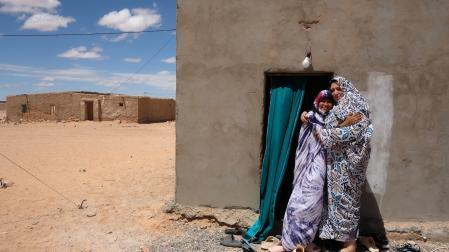 Carol García Pellejeros y su amiga Lala (Protagonista del documental Vientres de arena), en los campamentos de refugiados saharauis la pasada Semana Santa.