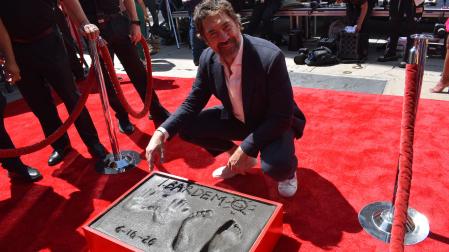 El actor español Javier Bardem muestra las huellas de sus manos y pies durante la ceremonia celebrada este martes, en el TCL Chinese Theatre de Los Ángeles