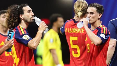 Cucurella, Gavi y Llorente beben en una de las pausas de hidratación en el partido contra Cabo Verde