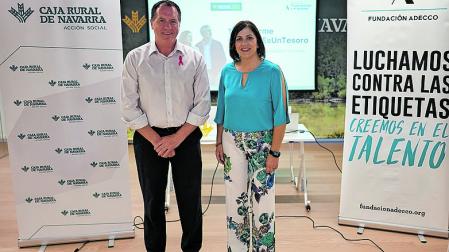 Juan Mari Ayechu, representante de Acción Social Caja Rural de Navarra y Marta Basterra, directora regional de la Fundación Adecco.